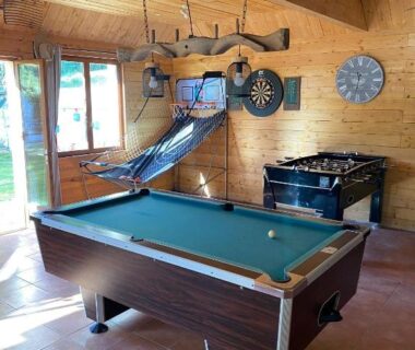 Salle de jeux avec billard baby-foot et hamac au Camping Moulin du Pommier