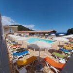 Piscine extérieure et transats avec vue mer au Camping Mozziconaccio