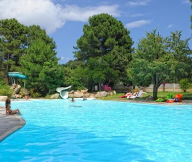 Bord de piscine avec toboggan au Camping Mulinacciu