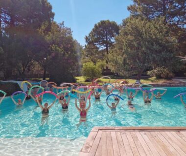 Piscine extérieure avec participants en aquagym au Camping Mulinacciu