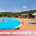 Bord de piscine avec transats et bar au Camping Naturiste Tikayan Petit Arlane