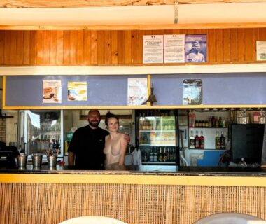 Comptoir de bar avec deux personnes derrière au camping Naturiste Tikayan Petit Arlane