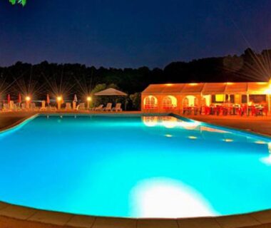 Piscine éclairée la nuit au Camping Naturiste Tikayan Petit Arlane