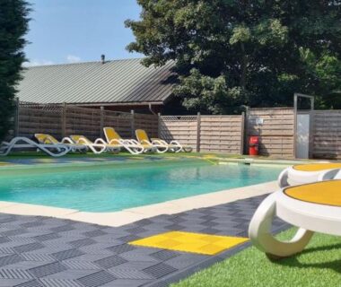 Bord de piscine avec transats au Camping New Rabioux