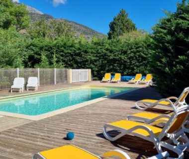 Piscine extérieure avec transats au Camping New Rabioux