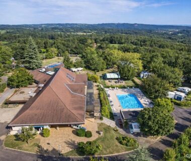 Vue aérienne du parc et de la piscine au Camping O'Aka