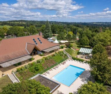 Piscine extérieure et solarium au Camping O'Aka