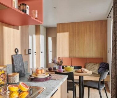 Cuisine et coin repas dans le mobil-home du Camping O'Aka