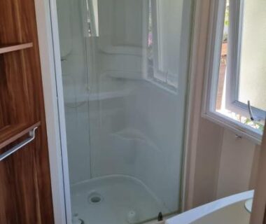 Salle d'eau avec cabine de douche dans le mobil-home du Camping Oasis Village