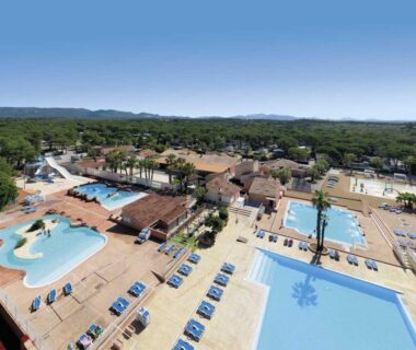 Complexe aquatique avec plusieurs bassins et solarium du Camping Oasis Village