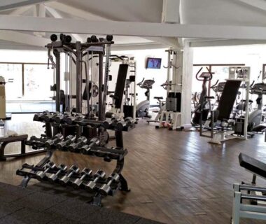 Salle de sport avec poids, machines et tapis de course au Camping Oasis Village