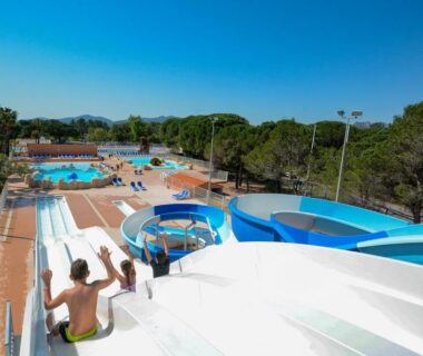 Complexe aquatique avec toboggans et bassins au Camping Oasis Village