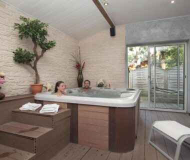Espace bien-être intérieur avec jacuzzi et baigneurs au Camping Officiel Siblu Domaine de Soulac