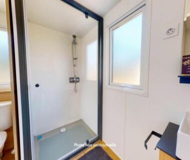 Salle de bain avec douche et WC dans l'hébergement du Camping Officiel Siblu Les Dunes de Contis