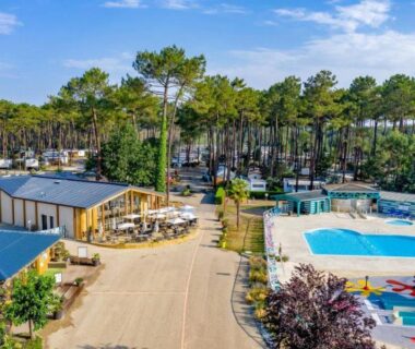Piscine extérieure et terrasses au Camping Officiel Siblu Les Dunes de Contis
