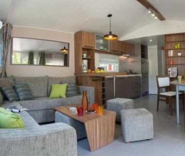 Intérieur séjour avec canapé et kitchenette du Camping Officiel Siblu Les Dunes de Contis