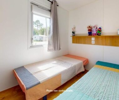 Chambre avec deux lits dans l'hébergement du Camping Officiel Siblu Les Dunes de Contis