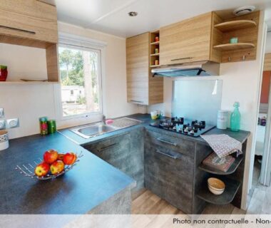 Cuisine équipée dans le mobil-home au Camping Officiel Siblu Mar Estang