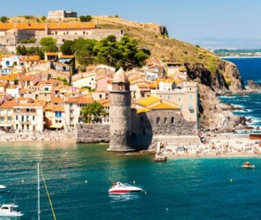 Plage fort et bateaux au large au Camping Officiel Siblu Mar Estang