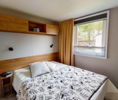 Chambre avec lit double et fenêtre au Camping Officiel Siblu le Montourey