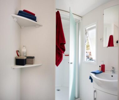 Salle de bain avec douche lavabo et serviettes au Camping Officiel Siblu le Montourey