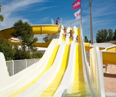 Piscine avec toboggans au Camping Officiel Siblu le Montourey