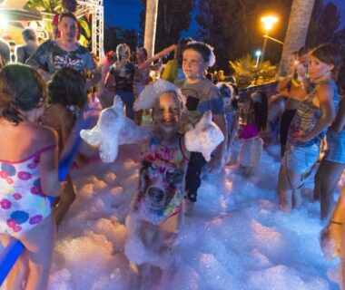 Aire d'animation en soirée mousse avec enfants au Camping Officiel Siblu le Montourey