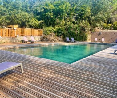 Piscine extérieure avec transats et terrasse en bois au Camping Olva - Maeva