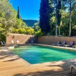 Piscine extérieure bordée de transats au Camping Olva - Maeva
