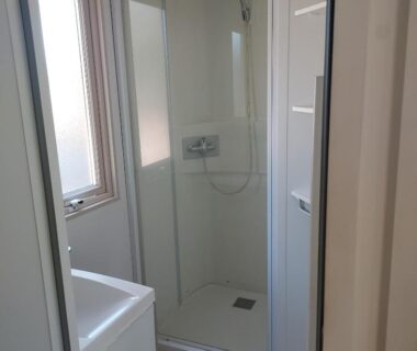 Salle d'eau avec cabine de douche au Camping Onlycamp Le Petit Bocage