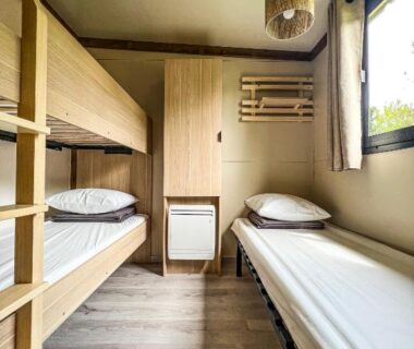 Chambre avec lit superposé et lit simple au Camping Onlycamp Le Pont Romain