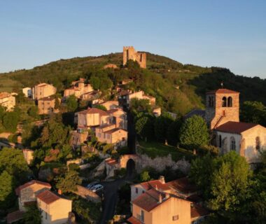 Village perché avec église et château sur la colline au Camping Onlycamp Le Pré