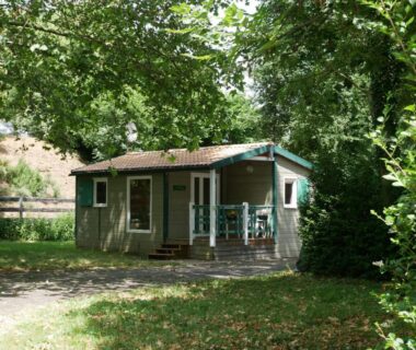 Chalet en bois et terrasse ombragée au Camping Onlycamp Le Pré