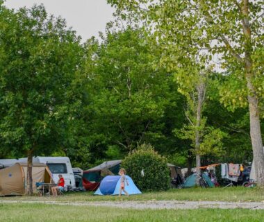 Emplacements ombragés avec tentes et caravanes au Camping Onlycamp Les Tuillères