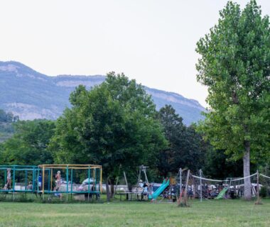 Prairie avec aire de jeux et trampoline au Camping Onlycamp Les Tuillères