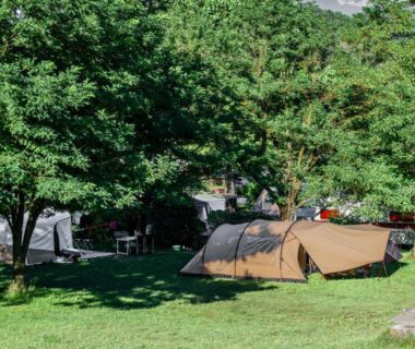 Terrain ombragé avec tentes et table de pique-nique au Camping Onlycamp Les Tuillères