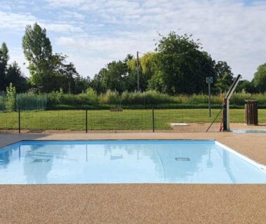 Piscine extérieure et pelouse au camping Onlycamp Port Sainte Marie