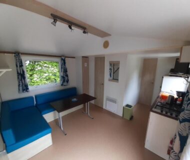 Intérieur mobil home avec coin salon et kitchenette du camping Onlycamp Port Sainte Marie