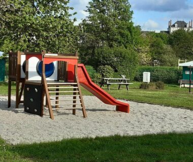 Aire de jeux avec toboggan et table de pique-nique au Camping Onlycamp Port Sainte Marie