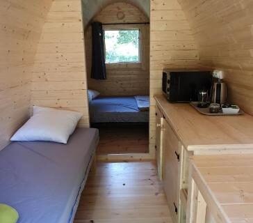 Cabine en bois avec lits et kitchenette au Camping Onlycamp Port Sainte Marie