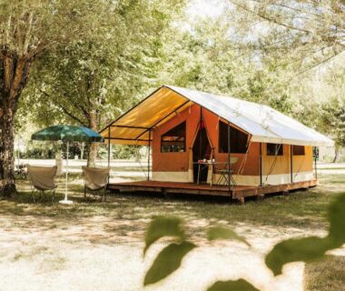 Emplacement ombragé avec tente lodge sur terrasse au Camping Onlycamp la Rochette