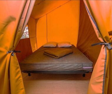 Intérieur de tente avec lit double dans le Camping Onlycamp la Rochette