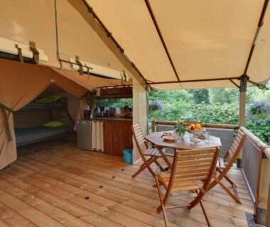 Terrasse en bois avec table et chaises surplombant la nature au Camping Padimadour