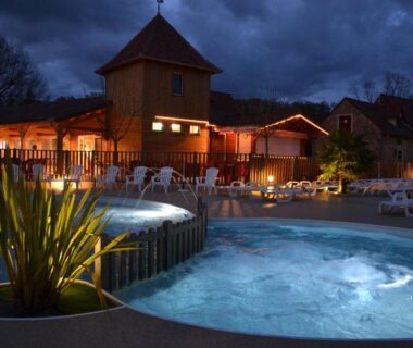 Piscine et bains à remous éclairés la nuit au Camping Padimadour