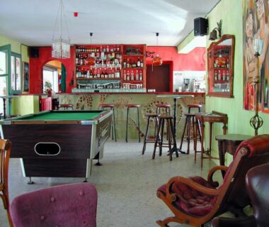 Bar avec table de billard dans la salle commune du Camping Paduella