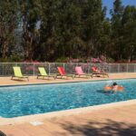 Piscine extérieure avec transats et nageur au Camping Paradella