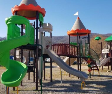 Aire de jeux avec toboggans au Camping Paradella