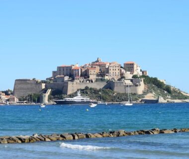 Plage et citadelle en arrière-plan au Camping Paradella