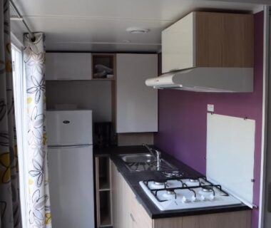 Cuisine équipée dans le mobil-home du Camping Paradella