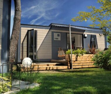 Terrasse en bois et jardin devant mobil home au Camping Paradis Le Grand' R